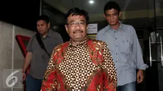 Wagub DKI Jakarta, Djarot Saiful Hidayat usai menjalani pemeriksaan di Bareskrim Polri, Jakarta, Jumat (22/7). Djarot diperiksa terkait kasus dugaan gratifikasi yang diterima Dinas Perumahan dan Gedung Pemprov DKI Jakarta. (Liputan6.com/Johan Tallo) 