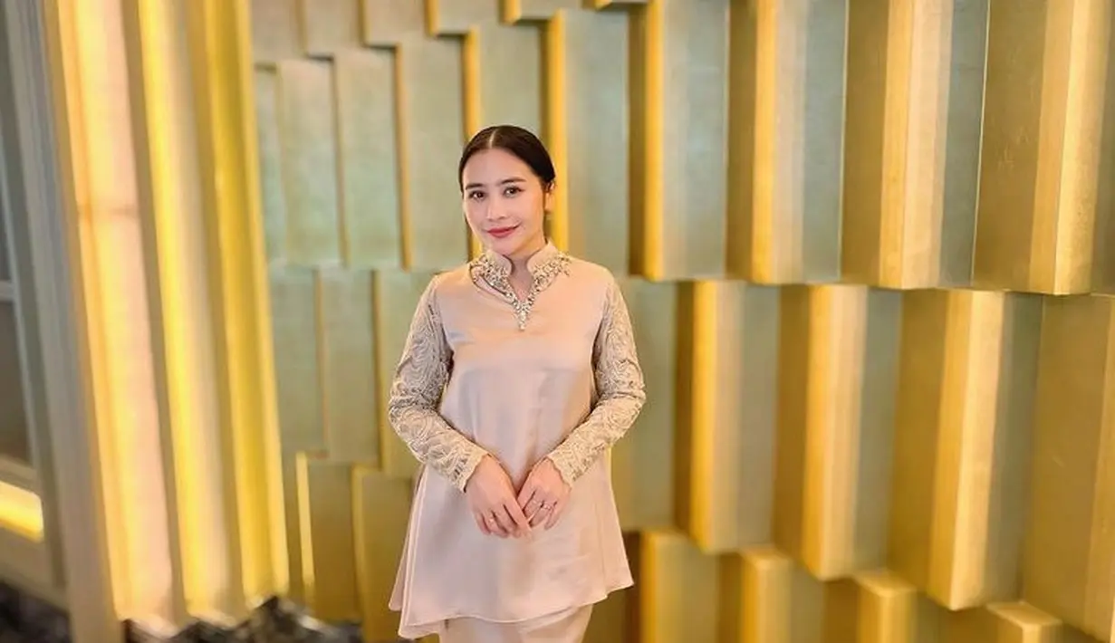 Prilly Latuconsina pun tampil dengan busana semi baju kurung. Ia mengenakan atasan lengan panjang lace dan rok panjang warna nude. [@prillylatuconsina96]