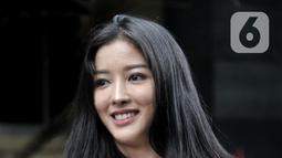Pramugari Garuda Indonesia, Siwi Widi tersenyum usai diperiksa penyidik di Gedung Ditreskrimsus Polda Metro Jaya, Jakarta, Senin (20/1/2020). Siwi diperiksa sebagai pelapor kasus pencemaran nama baik oleh akun Twitter @digeembok. (merdeka.com/Iqbal S. Nugroho)