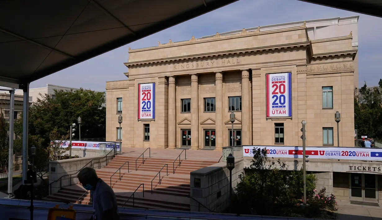 Sebuah penanda diletakkan di luar tempat debat calon wakil presiden AS, Kingsbury Hall, di Universitas Utah di Salt Lake City, Senin (5/10/2020). Debat cawapres petahana Mike Pence dan Senator California Kamala Harris akan digelar pada Rabu 7 Oktober. (AP Photo/Patrick Semansky)