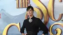 Charlize Theron berpose saat tiba untuk pemutaran perdana film "The School for Good and Evil" di Regency Village Theatre di Los Angeles, California pada 18 Oktober 2022. Theron yang berperan sebagai Lady Lesso, kepala School for Evil  tampil memamerkan kaki panjangnya dengan memodelkan rok maxi ruffled hitam yang mengembang dengan celah yang memanjang di pahanya. (AP Photo/Chris Pizzello)