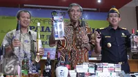 Wakil Menteri Keuangan Mardiasmo (tengah) dan Dirjen Bea Cukai Heru Pambudi (kiri) memperlihatkan barang bukti di Jakarta, Jumat (8/1/2016). DJBC sepanjang tahun 2015 berhasil menembus angka 10.009 dalam kasus bea dan cukai. (Liputan6.com/Angga Yuniar)