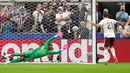 Pemain Spanyol Mikel Oyarzabal mencetak gol pembuka dari titik penalti melewati kiper Prancis Mike Maignan selama pertandingan semifinal Piala Dunia sepak bola antara Prancis dan Spanyol di Arlington, Texas, dekat Dallas, Selasa, 14 Juli 2026. (AP Photo/Ashley Landis)