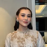 Di tengah masa kehamilannya, Aaliyah Massaid tetap aktif berkarya di dunia fashion. [@thariqhalilintar/@ochiipramita].