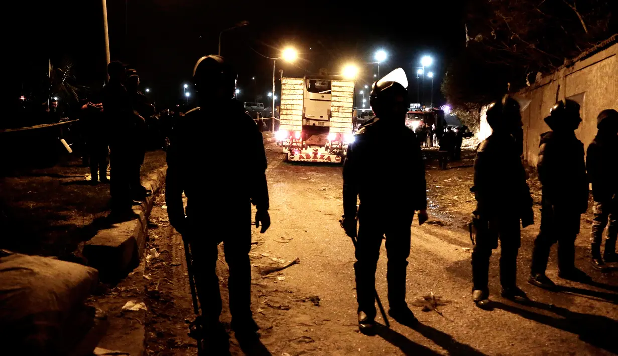 Pasukan keamanan berjaga di lokasi serangan bom bus wisata di sebuah daerah dekat Piramida Giza di Kairo, Mesir (28/12). Juru bicara Kementerian Luar Negeri Mesir Ahmed Hafez menyebut serangan itu sebagai tindakan terorisme. (AP Photo/Nariman El-Mofty)