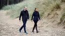 Pangeran William dan Kate Middleton, Duchess of Cambridge, keliling kawasan pantai saat mencari sampah yang berserakan di pantai Newborough di Wales (8/5). (Reuters/Phil Noble)
