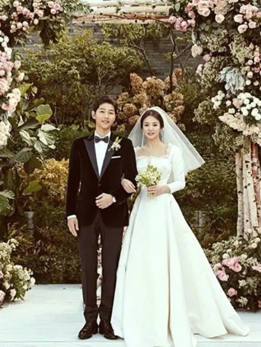 Song Joong Ki dan Song Hye Kyo resmi menikah pada Oktober 2017 lalu, Pernikahan yang belum genap menginjak usia 2 tahun ini harus berakhir dengan perceraian. (Liputan6.com/IG/songjoongkionly)