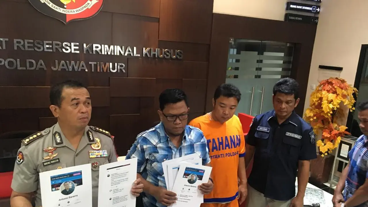 Polda Jatim rilis tangkapan penyebar hoaks kerusuhan 98 (Dian Kurniawan/Liputan6.com)
