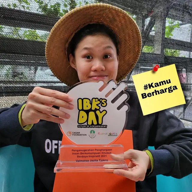 6 Potret Kakak Sheryl Sheinafia, Penyandang Disabilitas yang Jadi Petani Sukses