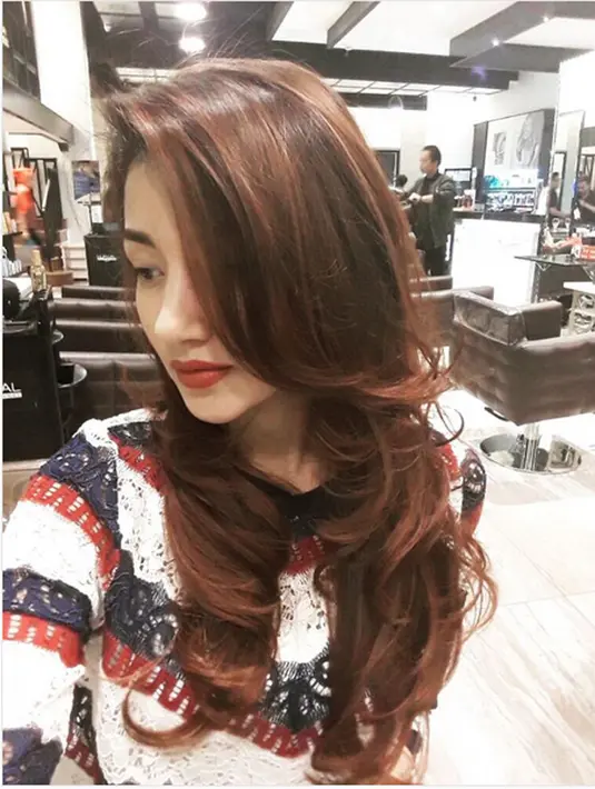 Sekitar setengah jam rasa rindu yang telah berbulan-bulan dipendam Tsania Marwa terobati. Lewat perantaran yang menjadi penengah, KPAI, Marwa bisa bertemu dengan buah hatinya. Sayang pada pertemuan itu berlangsung singkat. (Instagram/tsaniamarwa54)