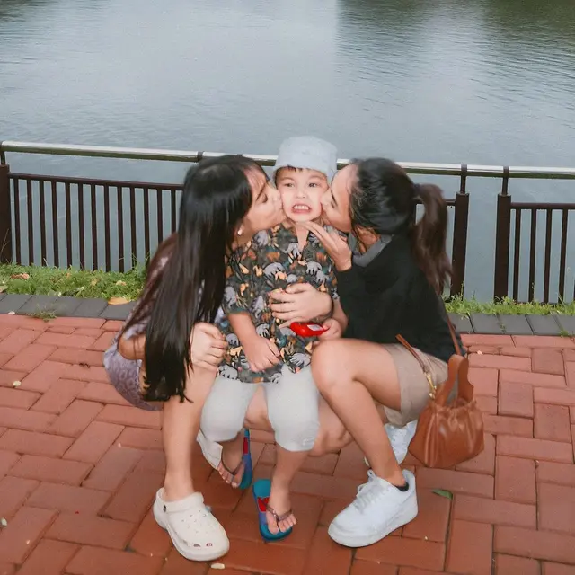 Potret Fuji Saat Momong Gala Sky, Tetap Kece dengan Piama