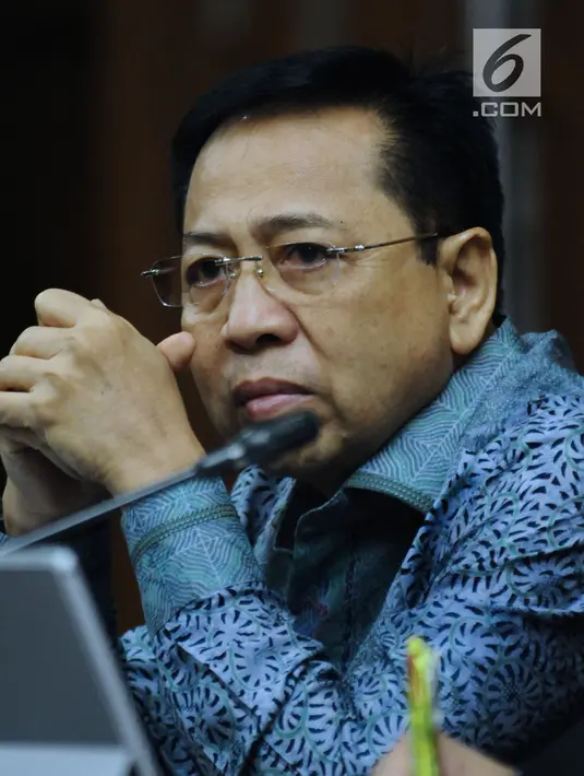 Terdakwa dugaan korupsi proyek e-KTP, Setya Novanto saat mendengar keterangan saksi Wakil Ketua MPR RI, Mahyudin pada sidang lanjutan di Pengadilan Tipikor, Jakarta, Kamis (15/3). Mahyudin saksi yang meringankan terdakwa. (Liputan6.com/Helmi Fithriansyah)