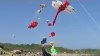 Langit di Pantai Baisha Taipe, Taiwan, penuh dengah layangan.