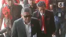 Dia membawa sejumlah berkas yang akan diajukan sebagai barang bukti saat proses penyidikan. (Liputan6.com/Herman Zakharia)