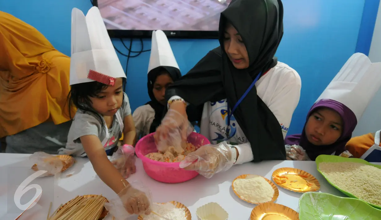 Sejumlah anak antusias mengikuti kursus singkat memasak ikan pada puncak peringatan Hari Ikan Nasional ke-2 di Senayan Jakarta, Minggu (22/11/2015). Puncak Harkannas ke-2 dihadiri ibu Wakil Presiden, Mufidah Jusuf Kalla. (Liputan6.com/Helmi Fithriansyah)
