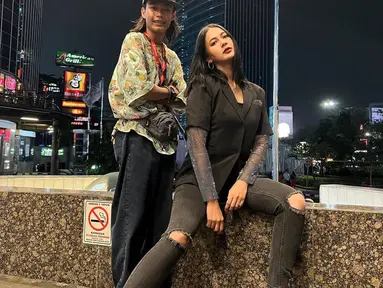 Paula Verhoeven menggungah foto dirinya berpose denga Bonge salah satu ikon Citayam Fashion Week. Paula tampil dengan memakai celana ripped jeans dan blus hitam dan juga sarung lengan yang memancarkan warna silver. (Instagram/ paula_verhoeven)