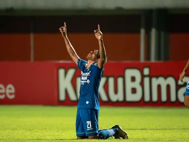 Selebrasi pemain Persib Bandung, Freta Butuan usai menjebol gawang PS Sleman dalam pertandingan semifinal leg pertama Piala Menpora 2021 di Stadion Maguwoharjo, Sleman, Jumat (16/4/2021). Persib menang tipis atas PS Sleman 2-1. (Bola.com/Ikhwan Yanuar)