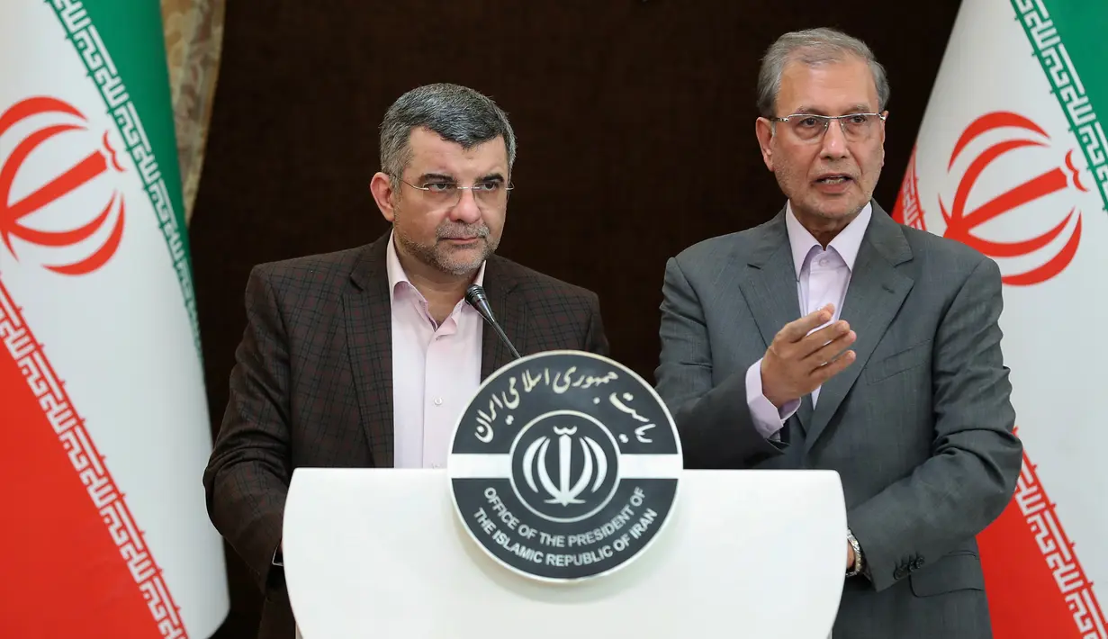 Wakil Menteri Kesehatan Iran Iraj Haririchi (kiri) menyampaikan keterangan saat konferensi pers di Teheran, Iran, Senin (24/2/2020). Hingga Selasa (25/2/2020), Jubir Kemenkes Iran Kianoosh Jahanpour mengatakan 15 dari 95 pasien virus corona COVID-19 meninggal. (Iranian Presidency/AFP)