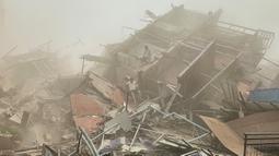 Jumlah tersebut kemungkinan besar bertambah, mengingat gempa menyebabkan kerusakan infrastruktur yang sangat parah. (Foto: AFP)
