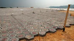 Ribuan keping conblok digunakan sebagai alas utama helipad yang ada dan dibangun di salah satu sisi Gunung Padang di Kampung Cimanggu, Cianjur, Jawa Barat, (20/9/2014). (Liputan6.com/Helmi Fithriansyah)