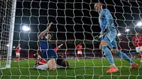 Bek Manchester United asal Inggris #05, Harry Maguire (kiri), bereaksi setelah gagal mencetak gol selama pertandingan Liga Primer Inggris antara Nottingham Forest dan Manchester United di The City Ground di Nottingham, Inggris bagian tengah,&nbsp;Rabu dini hari WIB (2-4-2025). (Paul ELLIS/AFP)