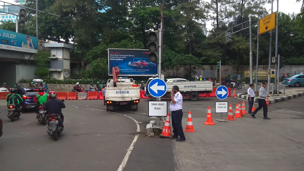Pemprov DKI Jakarta melakukan uji coba Sistem Satu Arah (SSA) dari Sudirman ke Dukuh Bawah, Jakarta Selatan. (Merdeka.com)