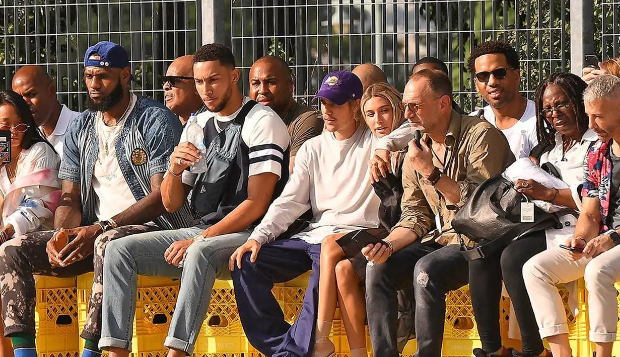 Hailey Baldwin dan Justin Bieber sendiri duduk bersebelahan dengan mantan Kendall Jenner, Ben Simmons. (Nicholas Hunt/Getty Images for NYFW: The Shows/E!)