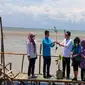 Penanaman satu juta mangrove di kawasan Desa Wisata Dewi Ikan Desa Kalipasung Kabupaten Cirebon. Foto (Liputan6.com/Panji Prayitno)