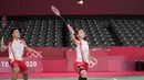 Pebulu tangkis Indonesia Greysia Polii/Apriyan Rahayu saat melawan pebulu tangkis China Yue Du/Yin Hui Li pada perempat final ganda putri di Olimpiade Tokyo 2020, Tokyo, Jepang, Kamis (29/7/2021). Greysia Polii/Apriyan Rahayu menang. (AP Photo/Dita Alangkara)