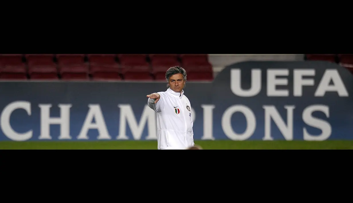The Special One berhasil meraih treble bersama Inter. Selain Serie A, Nerazzurri menggondol Coppa Italia dan juga Liga Champions. (Foto: AFP/Lluis Gene)