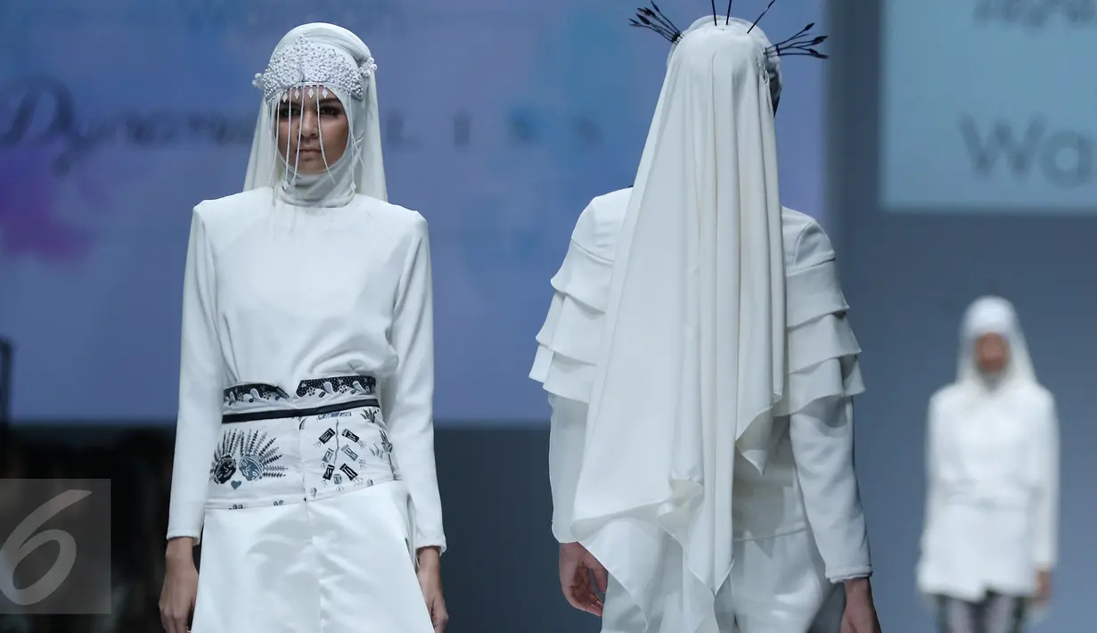 Model membawakan busana Wardah Cosmetik  rancangan Zaskia Sungkar  pada hari kedua Jakarta Fashion Week (JFW) 2016 di Senayan city, Jakarta, (25/10/2015). Brand kosmetik ini berkaloborasi dengan desainer terkenal Indonesia. (Liputan6.com/Herman Zakharia)