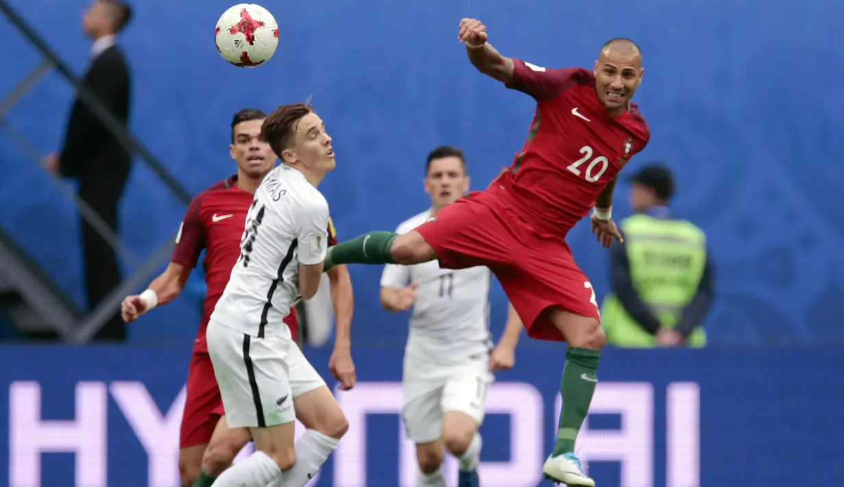 Gelandang Portugal, Quaresma, menendang gelandang Selandia Baru, Ryan Thomas. Portugal mendominasi pertandingan dengan pengusaan bola sebesar 62 persen berbanding 38 persen milik Selandia Baru. (AP Photo/Ivan Sekretarev)