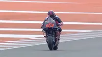 Penampakan Marc Marquez saat menjajal motor Ducati untuk pertama kali dengan Gresini Ducati di tes Valencia (X/crash motogp)