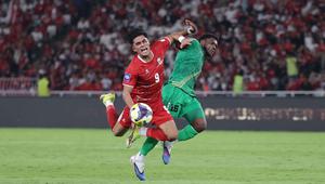 Di babak kedua, Indonesia tetap tampil agresif. Tampak dalam foto, pemain Timnas Indonesia, Ramadhan Sananta (kiri) berusaha menahan laju Mervin Lewis (Saint Kitts and Nevis) pada ajang FIFA Series 2026 di Stadion Utama Gelora Bung Karno (SUGBK), Jumat (27/3/2026) malam WIB. (Bola.com/Abdul Aziz)