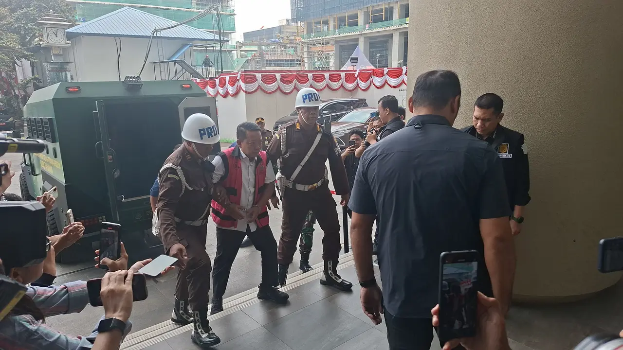 Mantan Jaksa Agung Muda Tindak Pidana Khusus (Jampidsus) Febrie Adriansyah telah tiba di Gedung Utama Kejaksaan Agung (Kejagung), Jakarta.
