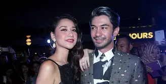 Imej romantis menempel pada Bunga Citra Lestari dan Reza Rahadian lewat film Habibie dan Ainun. Namun, dalam film terbarunya, romantis yang disandang keduanya selama ini mendadak hilang. (Nurwahyunan/Bintang.com)