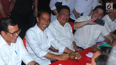 Capres nomor urut 01 Joko Widodo atau Jokowi, Politikus PDIP Pramono Anung, Gubernur Sulut Olly Dondokambey dan Ketua TKN Erick Thohir saat ngopi di Jalan Roda, Manado, Minggu (31/3). Sebelum menikmati kopi jokowi hadiri acara silaturahmi pengurus KGM dan PGI. (Liputan6.com/Angga Yuniar)