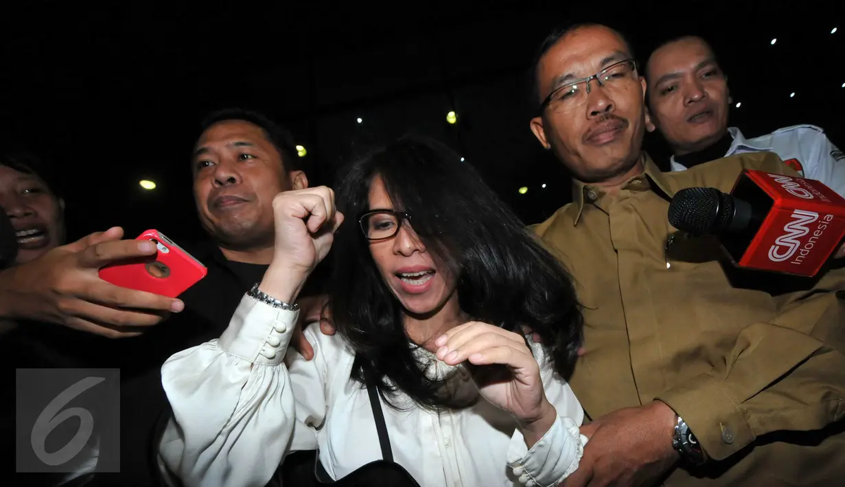Mantan penyanyi latar, Fransisca Insani Rahesti keluar dari gedung KPK, Jakarta, Selasa (27/10/2015). Fransisca menghindari wartawan usai diperiksa KPK. (Liputan6.com/Helmi Afandi) 