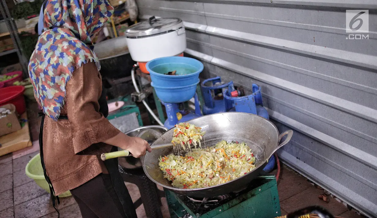 Petugas memasak untuk persiapan berbuka puasa di dapur umum Masjid Istiqlal, Jakarta, Selasa (7/5/2019). Selama bulan Ramadan, Masjid Istiqlal menyediakan 2.000 sampai 4.000 takjil dan nasi kotak bagi masyarakat yang berbuka puasa di masjid tersebut. (Liputan6.com/Faizal Fanani)