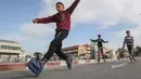 Pemuda Palestina melakukan gaya bebas saat bermain sepatu roda dijalanan kawasan Khan Younis, Jalur Gaza, Selasa (19/1/2021). (AFP/Said Khatib)