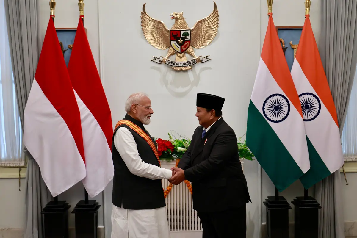 Presiden Prabowo Subianto bersama Perdana Menteri India Narendra Modi berjalan memeriksa pasukan di Istana Merdeka, Jakarta, Selasa, 7 Juli 2026. Foto: Bakom
