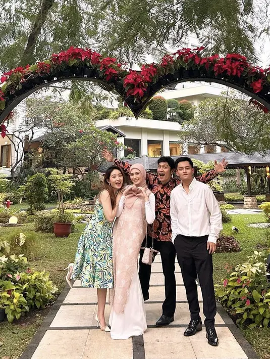 Donita pun hadir mengenakan dress putih dipadukan outer pink yang serasi dengan kerudungnya. [Instagram/@adinugroho_st]