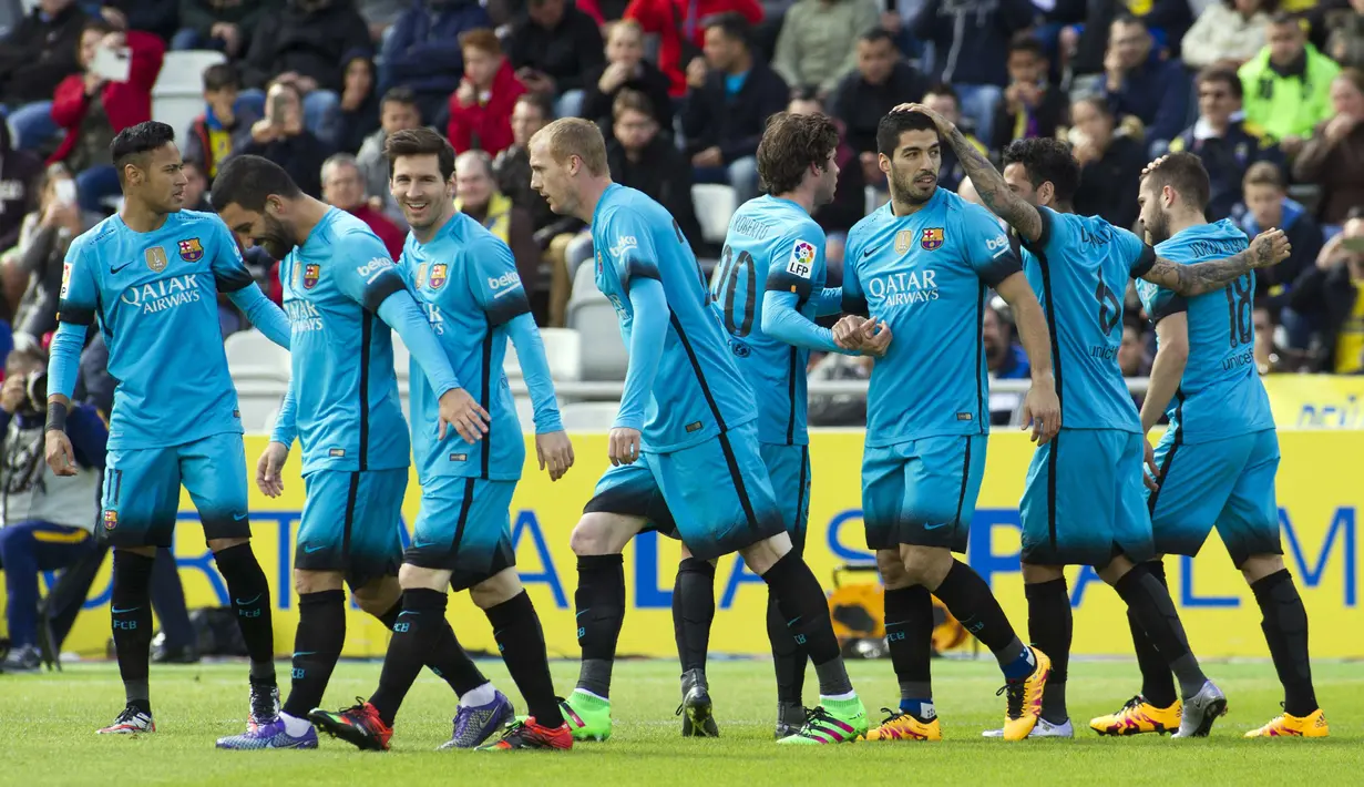 Para Pemain Barcelona merayakan kemenangan atas Las Palmas 2-1 pada lanjutan La Liga Spanyol pekan ke-25 di Stadion Gran Canaria, Las Palmas de Gran Canaria, Sabtu (20/2/2016) malam WIB. (AFP / Jaime Reina)
