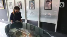 Pengunjung saat mengunjungi Museum Tragedi 12 Mei 1998 Universitas Trisakti, Jakarta, Kamis (12/5/2022). Museum tersebut berdiri sebagai bukti sejarah perjuangan gerakan mahasiswa tahun 1998. Saat itu mahasiswa perguruan tinggi di seluruh Indonesia mengadakan unjuk rasa untuk menuntut reformasi. (Liputan6.com/Herman Zakharia)