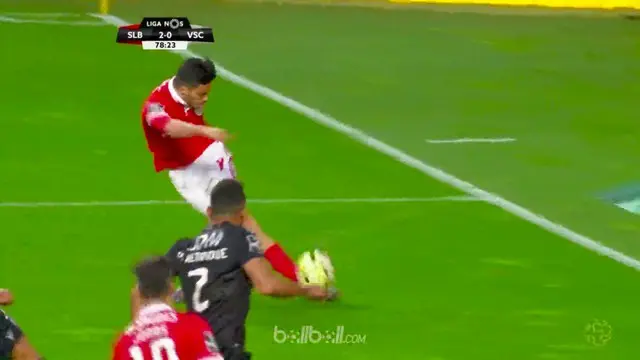 Raul Jimenez mencuri perhatian lewat aksinya saat melepaskan umpan rabona saat membawa Benfica menang 2-0 atas Vitoria Guimaraes, ...