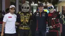 Pembalap Red Bull Racing, Sergio Perez (kiri) dan Max Verstappen (kedua kanan) berfoto bersama dengan maskot setelah acara pecah pinata jelang Formula 1 GP Meksiko 2023 di paddock Sirkuit Hermanos Rodriguez, Meksiko, Kamis (26/10/2023) waktu setempat. (AFP/Claudio Cruz)