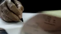 Petugas Palang Hitam Mencatat Data Temuan Jenazah (Liputan6.com/Mochamad Khadafi) 