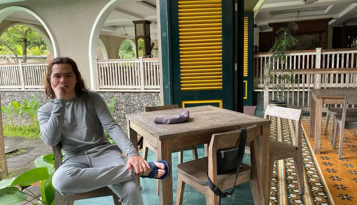 Terlepas soal menikah muda, Dhani juga berbicara soal restu terhadap hubungan Dul dan Tissa. Di mata Dhani, keduanya adalah pasangan serasi, seperti dirinya dan Mulan Jameela. (Instagram/duljaelani)