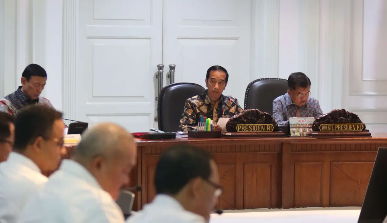 Presiden Joko Widodo didampingi Wapres Jusuf Kalla saat memimpin rapat terbatas persiapan Asian Games 2018 di Kantor Presiden Jakarta, Senin (28/5). (Liputan6.com/Angga Yuniar)