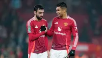 Pemain Manchester United, Bruno Fernandes dan Casemiro, merayakan kemenangan atas Leicester City pada pertandingan babak 16 besar Carabao Cup di Stadion Old Trafford, Kamis (31/10/2024). (AP Photo/Dave Thompson)